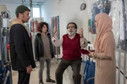 F&uuml;r Nils Sanchez (Enrique Fi&szlig;, l.) und Harry M&ouml;ller (Maria Ketikidou, 2.v.l.) ist es nur schwer zu ertragen, wie Khaled Faqiri (Mohammad-Ali Behboudi, 2.v.r.) mit seiner Familie umgeht. Tochter Samira (Mariann Yar, r.) schweigt dazu.