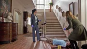 Eine Frau zieht sich bei einem Treppensturz t&ouml;dliche Kopfverletzungen zu. Was zun&auml;chst als tragischer Unfall erscheint, entpuppt sich schlie&szlig;lich als heimt&uuml;ckischer Mord. Det. Jane Rizzoli (Angie Harmon, l.) und Dr. Maura Isles (Sasha Alexander, r.) sichern die Spuren am Tatort.