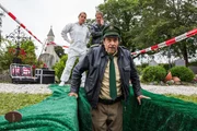Hubert (Christian Tramitz, M.) und Staller (Helmfried von L&uuml;ttichau, r.) suchen gemeinsam mit Dr. Anja Licht (Karin Thaler, l.) nach Hinweisen auf ein Motiv, f&uuml;r den Mord an dem beliebten Totengr&auml;ber der Gemeinde.