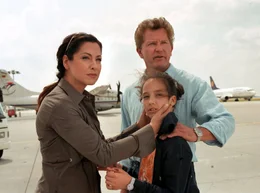 Schon bald eine Familie? Simon (Miroslav Nemec) mit seiner Kollegin Karen (Simone Thomalla, li.) und ihrer Tochter Anna (Talia Chantal Bu&szlig;e).