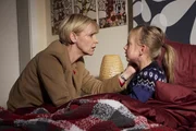 Dr. Kathrin Globisch (Andrea Kathrin Loewig, links) hatte ein ungutes Gef&uuml;hl und ist nach Hause gefahren, um nach ihrer Tochter Hanna (Lana Sophie B&ouml;hm) zu sehen. Diese wird von ihrem neuen Kinderm&auml;dchen Franzi betreut und schon am Vortag war Hanna etwas verst&ouml;rt. Als Kathrin zu Hause ankommt, findet sie Franzi bewusstlos in ihrer K&uuml;che und Hanna ver&auml;ngstigt in ihrem Bett.