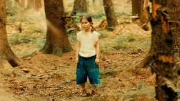EVAS kleine Tochter ABELINA (Mathilda Hayley Beese) beobachtet die Kopfgeldj&auml;ger.