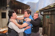 Ludwig (Winfried Frey, mitte ) st&uuml;rzt sich hasserf&uuml;llt auf seinen ehemaligen Nebenbuhler Walter (Gerhard Wittmann, links). Sogar Pfarrer Winkler (Hans Schuler, rechts) legt Hand an, um etwas Schlimmeres zu verhindern.