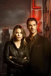 (1. Staffel) - Die Polizistin Chloe Decker (Lauren German, l.) l&auml;sst sich auf die Zusammenarbeit mit Lucifer Morningstar (Tom Ellis, r.) ein. Nicht ahnend, wer er wirklich ist ...