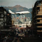 Kai Tak Airport in Hong Kong Die gef&auml;hrlichsten Flugh&auml;fen und ihre ber&uuml;chtigten Landebahnen weltweit.