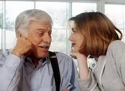 Dr. Sloan (Dick Van Dyke, l.) genie&szlig;t es sichtlich, mit Gloria (Renee Coleman, r.) zu flirten.