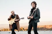 Ohne Gitarre geht's nicht: The Kooks sind bekannt f&uuml;r ihren wandelbaren Sound, von eing&auml;ngigen Gitarrenhooks bis zu funkigen Pop-Elementen.