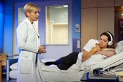 Svenja Kollmann (Anjorka Strechel, rechts) hat in der Sachsenklinik eine niederschmetternde Diagnose bekommen. Sie leidet an einem Pankreaskarzinom, eine Krebsart mit &auml;u&szlig;erst geringen &Uuml;berlebenschancen. Den Tod vor den Augen hat es Svenja endlich geschafft, sich gegen ihre dominante Schwester durchzusetzen. Dr. Kathrin Globisch (Andrea Kathrin Loewig) versucht nun, Svenja auch die Angst vor der bevorstehenden Nacht zu nehmen. Svenja ist ihr dankbar, obwohl sie wei&szlig;, dass sie vor der gro&szlig;en OP wahrscheinlich kein Auge zu machen wird.