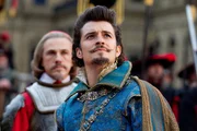 Noch ahnt der selbstverliebte Herzogvon Buckingham (Orlando Bloom, r.) nicht, dass Kardinal Richelieu (Christoph Waltz, l.) ihn gnadenlos dazu benutzt, einen Krieg vom Zaun zu brechen ...