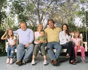 Jim hat immer Recht! "Wir haben ein Bingo". Im Bild (v.li.): Larry Joe Campbell, Courtney Thorne-Smith, Conner & Garret Sullivan, Taylor Atelian, James Belushi, Billi Bruno, Kimberly Williams.