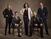 L-R: Amanda Rollins (Kelli Giddish), Dennis Di Palma (Raul Esparza), Olivia Benson (Mariska Hargitay), Odafin Tutuola (Ice-T), und Dominick Carisi Jr (Peter Scanavino)