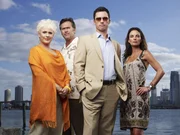 V.l.: Madeline Westen (Sharon Gless), Sam Axe (Bruce Campbell), Michael Westen (Jeffrey Donovan) und Fiona Glenanne (Gabrielle Anwar), 2. Staffel V.l.: Madeline Westen (Sharon Gless), Sam Axe (Bruce Campbell), Michael Westen (Jeffrey Donovan) und Fiona Glenanne (Gabrielle Anwar), 2. Staffel