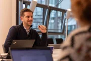 Fabian (34) erlebt seine ersten Tage zur&uuml;ck im Job. Dank des Modells der "Arbeitsprobe" kann er wieder reduziert in den Job einsteigen, verliert aber &uuml;ber sechs Monate hinweg nicht den Anspruch auf seine Erwerbsminderungsrente. Auch wenn die Belastbarkeit noch nicht wieder v&ouml;llig hergestellt ist, genie&szlig;t Fabian den Austausch mit den Kollegen, seinen Job an der Uni Bonn und den Ausblick auf eine Zukunft ohne gesundheitliche Einschr&auml;nkungen.