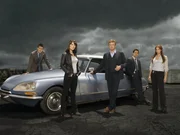 (2. Staffel) - Gemeinsam versuchen sie, komplizierte Mordf&auml;lle zu l&ouml;sen: Wayne Rigsby (Owain Yeoman, l.), Teresa Lisbon (Robin Tunney, 2.v.l.), Patrick Jane (Simon Baker, M.), Kimball Cho (Tim Kang, 2.v.r.) und Grace Van Pelt (Amanda Righetti, r.) ...
