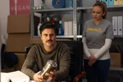 Paco (Milos Vukovic) hadert damit, ob er die Botschaften der Weigels an die Zukunft wirklich lesen will. Rechts Ronja (Theresa Traser)