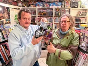 Wer hätte denn nicht gerne Kräfte wie unsere liebsten Superhelden? Hanno Settele (l.) macht sich auf die Suche nach Menschen mit echten Superkräften. Wer hätte denn nicht gerne Kräfte wie unsere liebsten Superhelden? Hanno Settele (l.) macht sich auf die Suche nach Menschen mit echten Superkräften.