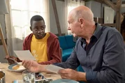 Tayo (Charles Henri Junior Sehba, li.) zieht sich immer mehr zur&uuml;ck. Noch nicht einmal zum Kicken hat er Lust. Heinz (Thomas Meinhardt) forscht nach.