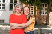 Neu im Hauptcast: Katrin Zeese (Nicole Ernst, l.) mit ihrer Tochter Mia Zeese (Leonie Beuthner, r.) Neu im Hauptcast: Katrin Zeese (Nicole Ernst, l.) mit ihrer Tochter Mia Zeese (Leonie Beuthner, r.)