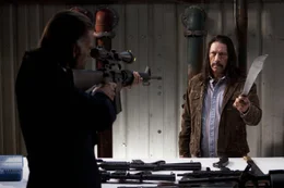 Nomen est omen: W&auml;hrend der skrupellose Gesch&auml;ftsmann Booth (Jeff Fahey, l.) versucht, den widerstrebenden Machete (Danny Trejo, r.) zu einem Attentat an dem rassistischen Senator McLaughlin zu "&uuml;berreden", interessiert dieser sich mehr f&uuml;r die Machete, die vor ihm liegt ...