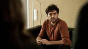 Karim Farooq (Timur Isik) hatte sich mit dem eigenen Restaurant einen Traum erf&uuml;llt. Nach dem Brand muss er Fragen der Polizei beantworten.