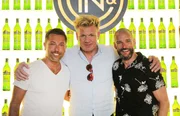 Von links: Gino D'Acampo, Gordon Ramsay und Fred Sirieix besuchen die ber&uuml;hmteste Vermouth-Destillerie Frankreichs, Noilly Prat, im Hafen von Marseille.