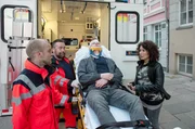Harry M&ouml;ller (Maria Ketikidou, r.) konnte dem Unfallopfer Florian R&ouml;sner (Lukas Zumbrock, liegend) erste Fragen stellen, dann bestehen die Sanit&auml;ter (Komparsen) darauf, ihn abzutransportieren.