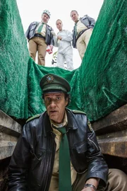 Riedl (Paul Sedlmeir, l.), Dr. Anja Licht (Karin Thaler, o.M.) und Hubert (Christian Tramitz, r.) ermuntern Staller (Helmfried von L&uuml;ttichau, v.M.), weiter im Grab nach Hinweisen auf den M&ouml;rder des Totengr&auml;bers zu suchen.