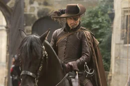 Rochefort (Mads Mikkelsen), der Anf&uuml;hrer der Truppen des Kardinals Richelieu, muss immer wieder erleben, dass die Musketiere ihm einen Schritt voraus sind, bis es ihm gelingt, D'Artagnans Freundin zu entf&uuml;hren ...