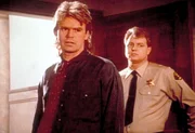 Nach seiner Aussage wird MacGyver (Richard Dean Anderson, l.) von einem Wachmann aus dem Gerichtssaal begleitet.