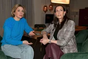 Auch Yvonne (Gisa Zach, l.) und Katrin (Ulrike Frank) sind von dem Familientreffen &uuml;berrascht.
