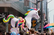 Das Einhorn gilt seit langem als Ikone der LGBTQ+-Bewegung und ist eine beliebte Symbolfigur auf CSD-Veranstaltungen. Doch warum bietet das Fabelwesen seit jeher eine so gro&szlig;e Projektionsfl&auml;che f&uuml;r unsere Sehns&uuml;chte?
