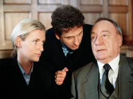 Die Anw&auml;ltin Dr. Corinna Jacobs (Maria Furtw&auml;ngler) und ihr Kollege Bruno H&ouml;her (Stefan Reck, Mitte) vertreten den Hamburger Fangflottenbesitzer Petersen (Ulrich Matschoss) vor Gericht.