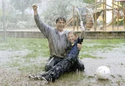 Francis Fulton-Smith und Maximilian Werner vor der Kamera im Stadtpark Erfurt. Oliver und Moritz spielen trotz Regen Fussball.