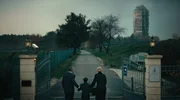Das Hochhaus am Waldrand ist bekannt f&uuml;r seine sorgf&auml;ltig ausgew&auml;hlte Hausgemeinschaft. Als ein Hund verschwindet und ihre Tochter sich weigert, das Bad zu verlassen, stellt sich die Sicherheitsbeauftragte ANNA einem Wettkampf gegen die zunehmend absurdere Angst, die sich unter den Bewohner*innen ausbreitet. Die Utopie mit Waldblick ger&auml;t schleichend aus den Fugen. - Alle tr&auml;umen von einer Wohnung in dem gut gesicherten Haus.