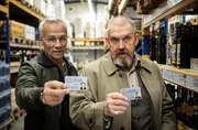 Bei Feinkost Raschke: Die Kommissare Max Ballauf (Klaus J. Behrendt, l) und Freddy Schenk (Dietmar B&auml;r) zeigen ihre Dienstausweise.