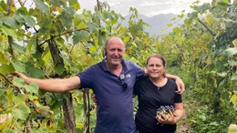 Manche Bergbewohner bauen eigenen Wein an, um Schnaps daraus zu brennen.