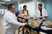 Nach einem &Uuml;berfall mit Schusswechsel werden zwei Sicherheitsbeamte vom Notarzt (Roman Petermann, 2.v.re.) eingeliefert. Ralf Noack (Timo Jacobs, liegend) ist durch eine Kugel schwer verletzt worden. Dr. Martin Stein (Bernhard Bettermann, re.) und Hans-Peter Brenner (Michael Trischan, li.) nehmen den Verletzten in der Sachsenklinik entgegen.