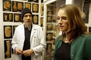 Syphilis - Eine intime Geschichte Y-History Ein Film von Helena Brinkmann. Im Narrenturm in Wien f&uuml;hrt Leiter Eduard Winter Helena Brinkmann durch die Sammlung der historischen Moulagen.