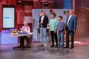 V.l.: Robert Gühne, Chris Walter, Daniel Böber und Jürgen Burkert präsentieren den digitalen Medikamente Spender Anabox smart. Sie erhoffen sich ein Investment von 180.000 Euro für 15 Prozent der Firmenanteile. Seniorin Jutta unterstützt sie bei dem Pitch und repräsentiert die Zielgruppe. V.l.: Robert Gühne, Chris Walter, Daniel Böber und Jürgen Burkert präsentieren den digitalen Medikamente Spender Anabox smart. Sie erhoffen sich ein Investment von 180.000 Euro für 15 Prozent der Firmenanteile. Seniorin Jutta unterstützt sie bei dem Pitch und repräsentiert die Zielgruppe.