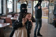 Sophie (Patricia Aulitzky) ist in der Gewalt der Entführer. Sophie (Patricia Aulitzky) ist in der Gewalt der Entführer.