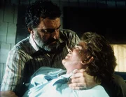 Jonathan (Michael Landon, r.) wurde von einem organisierten Schl&auml;gertrupp &uuml;berfallen. Mark (Victor French, l.) k&uuml;mmert sich um ihn.