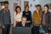 Die Verhandlungen mit den Geiselnehmern sind zäh: (v.l.n.r.) Nic (Wayne Carpendale), Constanze (Angela Roy), Tremmel (Rolf Kanies), Elena (Annika Ernst), Andreas (Jesse Albert, r.) und BKA-Mitarbeiterin Julia (Laura Berlin) verfolgen das Geschehen über die Überwachungskameras der Bankfiliale ... Die Verhandlungen mit den Geiselnehmern sind zäh: (v.l.n.r.) Nic (Wayne Carpendale), Constanze (Angela Roy), Tremmel (Rolf Kanies), Elena (Annika Ernst), Andreas (Jesse Albert, r.) und BKA-Mitarbeiterin Julia (Laura Berlin) verfolgen das Geschehen über die Überwachungskameras der Bankfiliale ...
