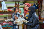 Ob auf der Bühne oder beim Streetfood-Snack: Saira (Sarah Kameela Impey, l.), Amina (Anjana Vasan, 2.v.l.), Ayesha (Juliette Motamed, 2.v.r.) und Momtaz (Lucie Shorthouse, r.) sind ein eingespieltes Team. Ob auf der Bühne oder beim Streetfood-Snack: Saira (Sarah Kameela Impey, l.), Amina (Anjana Vasan, 2.v.l.), Ayesha (Juliette Motamed, 2.v.r.) und Momtaz (Lucie Shorthouse, r.) sind ein eingespieltes Team.