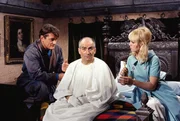 Der Superverbrecher Fantomas hat Kommissar Juve (Louis de Fun&egrave;s, M.) fast in den Wahnsinn getrieben. Fandor (Jean Marais, l.) und H&eacute;l&egrave;ne (Myl&egrave;ne Demongeot, r.) k&uuml;mmern sich um ihren Kollegen ...