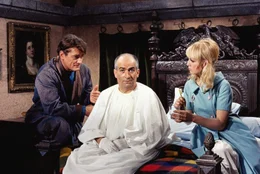Der Superverbrecher Fantomas hat Kommissar Juve (Louis de Fun&egrave;s, M.) fast in den Wahnsinn getrieben. Fandor (Jean Marais, l.) und H&eacute;l&egrave;ne (Myl&egrave;ne Demongeot, r.) k&uuml;mmern sich um ihren Kollegen ...