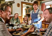 Karl (Timothy Peach, li.) ist mit seiner Tochter Isi (Pauline Brede) auf den Familienhof zu seiner Schwester Anni (Bettina Redlich, 2.v.re.), seinem Schwager Gustl (Maximilian Kr&uuml;ckl) und seiner Mutter Hedwig (Enzi Fuchs) gezogen.