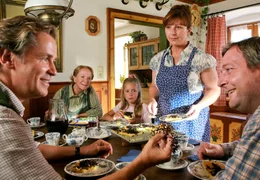 Karl (Timothy Peach, li.) ist mit seiner Tochter Isi (Pauline Brede) auf den Familienhof zu seiner Schwester Anni (Bettina Redlich, 2.v.re.), seinem Schwager Gustl (Maximilian Kr&uuml;ckl) und seiner Mutter Hedwig (Enzi Fuchs) gezogen.