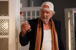 ARD Degeto LIEBE IST UNBERECHENBAR, am Freitag (15.01.21) um 20:15 Uhr und online first ab Mittwoch (13.01.21) um 20:15 Uhr in der ARD-Mediathek Franz Damovsky (Michael Gwisdek) greift gerne zur Flasche. &copy; ARD Degeto/Britta Krehl, honorarfrei - Verwendung gem&auml;&szlig; der AGB im engen inhaltlichen, redaktionellen Zusammenhang mit genannter Degeto-Sendung und bei Nennung "Bild: ARD Degeto/Britta Krehl" (S2+). ARD Degeto/Programmplanung und Presse, Tel: 069/1509-335, degeto-presse@degeto.de