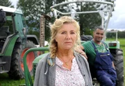 Elli (Jutta Speidel) hofft, dass sie mit Raymonds (Christofer von Beau) Hilfe ihren Hof halten kann.