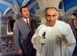 Kommissar Juve (Louis de Fun&egrave;s, r.) und sein treuer Assistent Bertrand (Jacques Dynam, l.) werden gerufen, um den Schurken aufzuhalten. Doch schnell &uuml;berschlagen sich die Ereignisse und es geschehen seltsame Dinge.